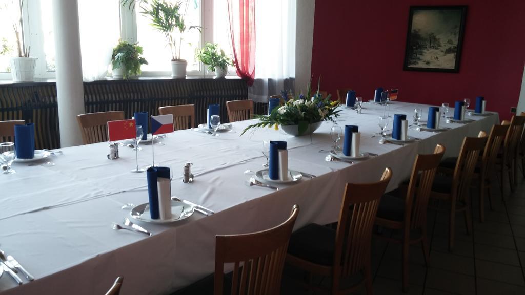 קלאטובי Hotel Rozvoj מראה חיצוני תמונה